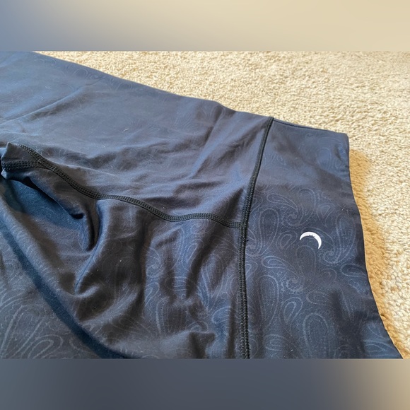 ZYIA Active Black Paisley Light N Tight High Rise Crop Leggings - Picture 5 of 6